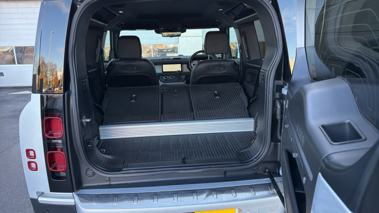 Land Rover Defender 2.0 P300 SE 90 3dr Auto Petrol Estate